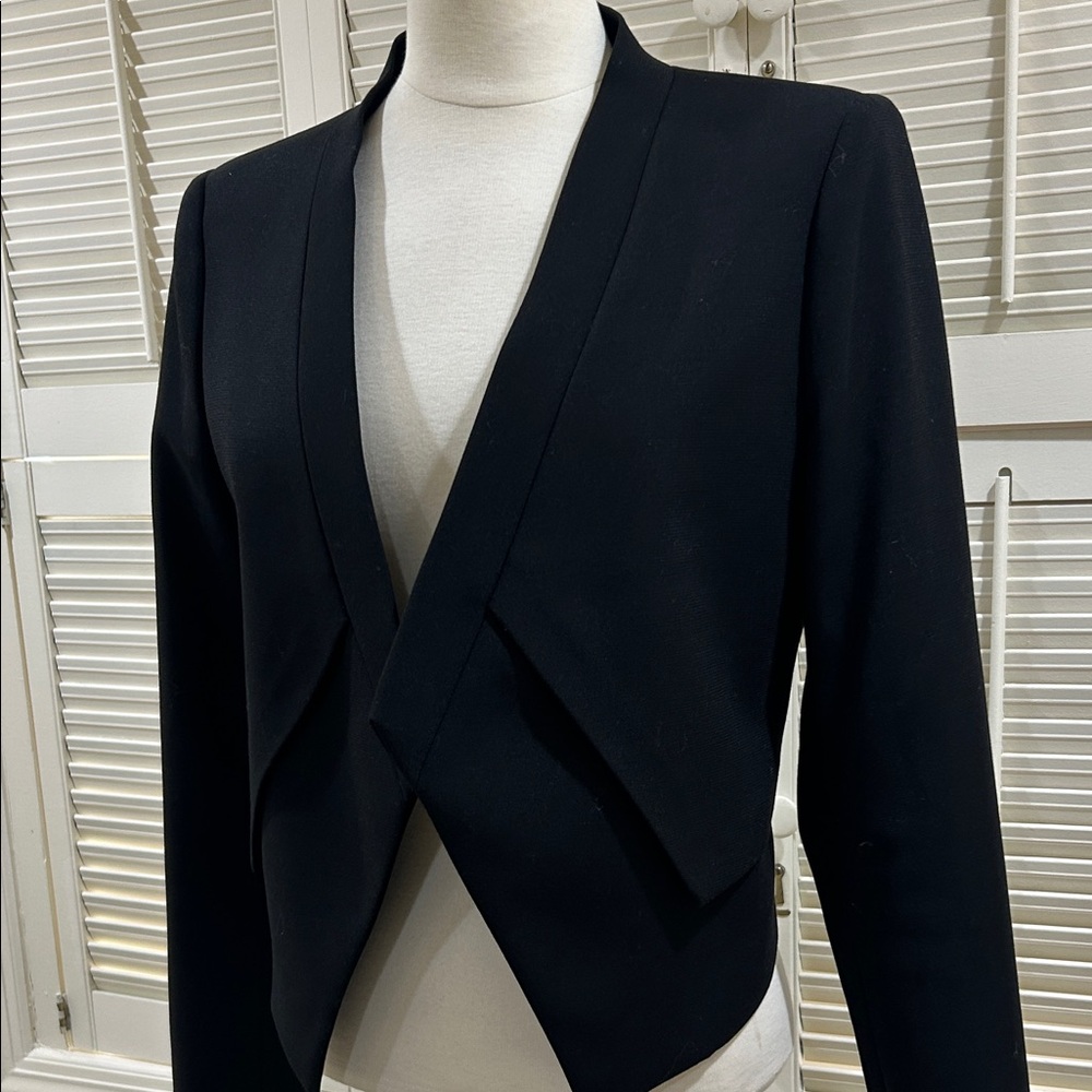 New BCBG Maxazria Elegant Black Women's Blazer in perfect condition - Picture 5 of 11